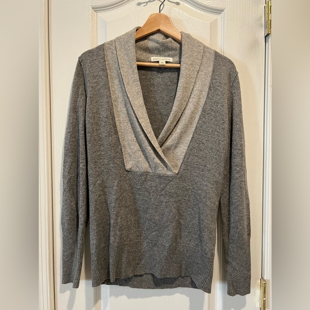 Banana Republic wool and cashmere blend sweater, gray tones size small.